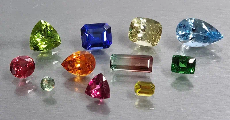 Verschiedenfarbige Edelsteine mit unterschiedlichem Wert