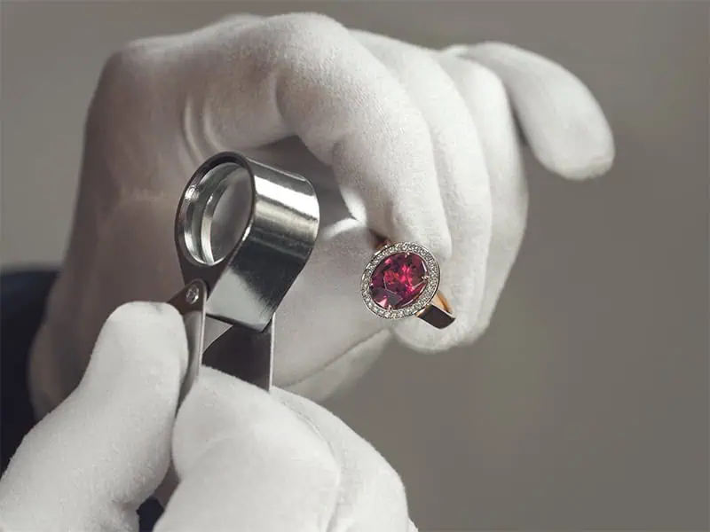 Bewertung von Schmuck und Erstellung eines Schmuckgutachten